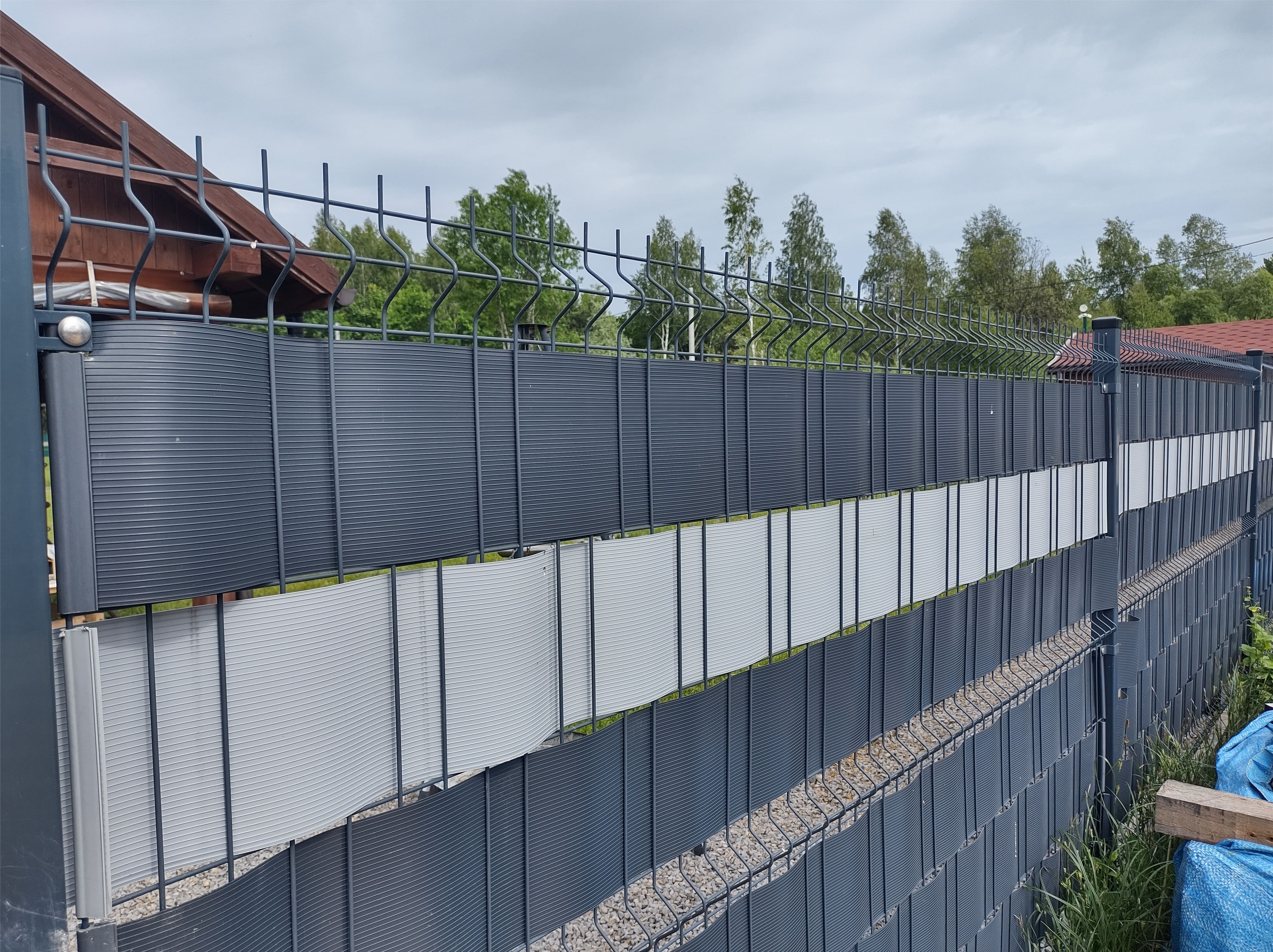 Panele ogrodzeniowe z osłoną