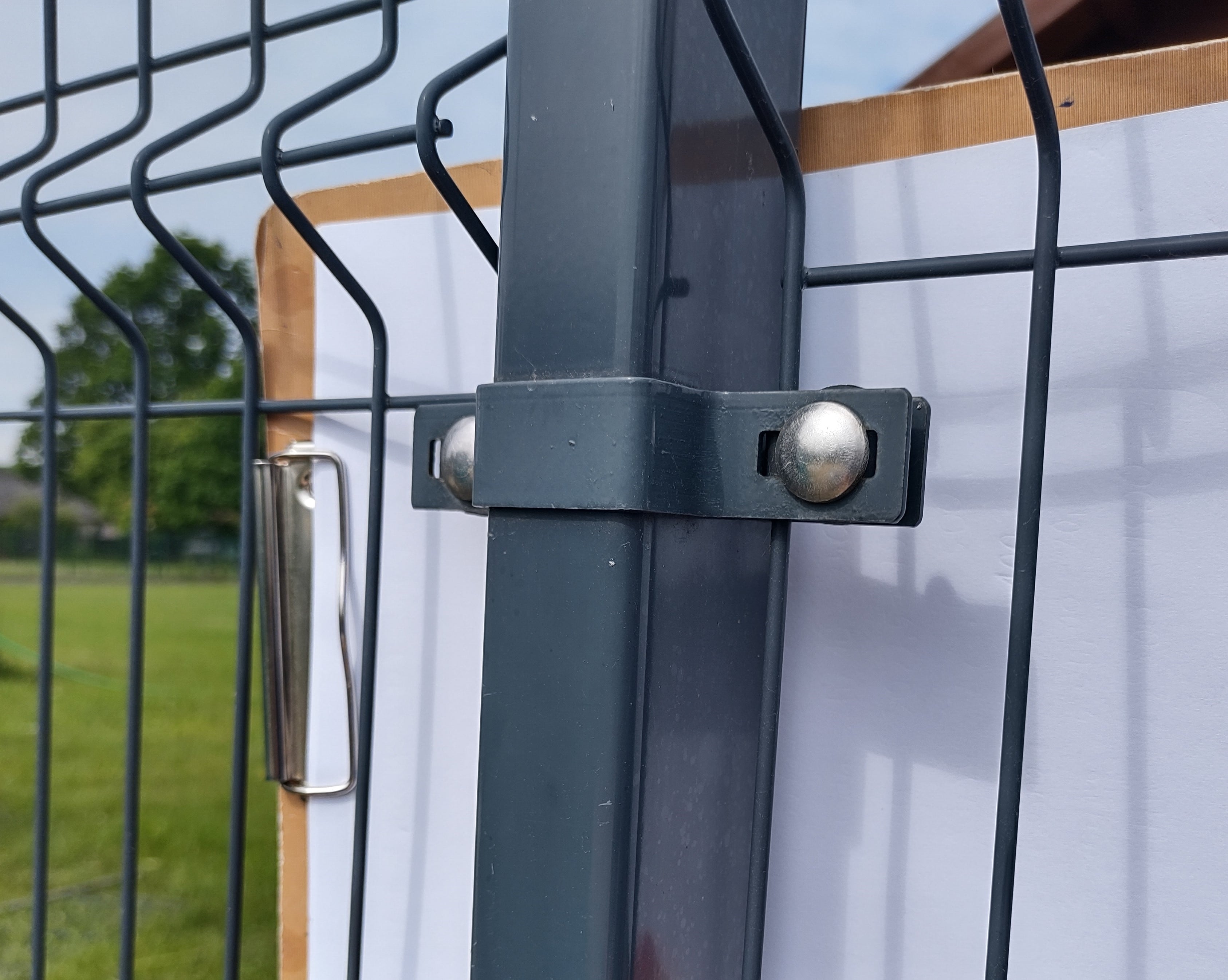 Słupki do ogrodzenia panelowego